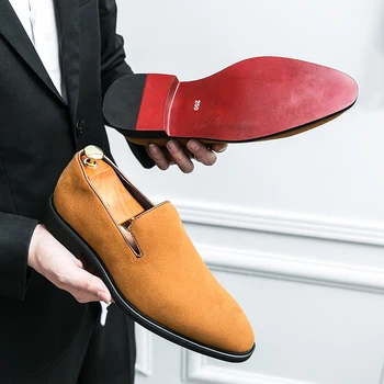 Erkekler moda makosen ayakkabılar Süet Kırmızı Taban Rahat Kayma Rahat İş Düğün Klasik deri ayakkabı Düz Renk Aşınmaya Dayanıklı